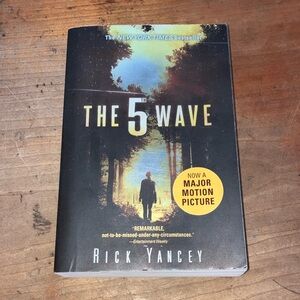 The 5th Wave Book by Rick Yancey